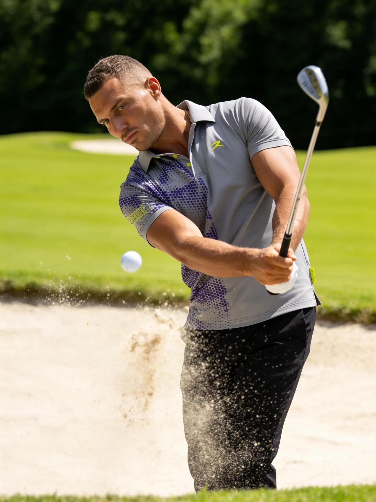 Golfer im RUFF.GOLF Polo beim Bunkerschlag